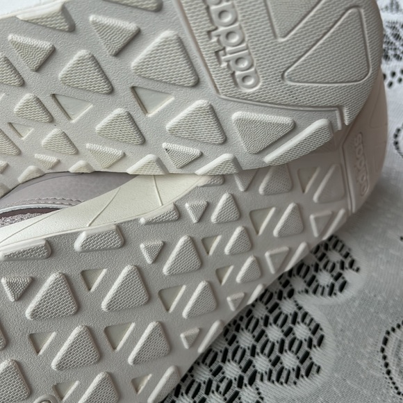 Ladies adidas Sneakers. - Picture 6 of 6